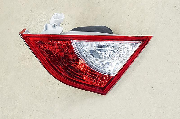 Фонарь правый в крышку багажника Hyundai Sonata 2009-2014 (SAT / Китай)