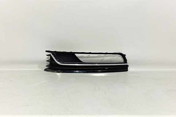 Решетка в бампер левая под туманку (2 хром) Volkswagen Passat (B7) 2010-2015 (Тайвань)